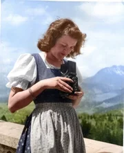 Über zwölf Jahre hinweg fotografiert und filmt Eva Braun das Leben von Hitlers engstem Zirkel auf dem bayerischen Obersalzberg. (Kolorierte Aufnahme).
