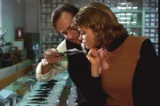 Die starke Notärztin wird schwach: bei einer Teeverköstigung kommen sich Maren (Gerit Kling) und der charmante Anton Wollcke (Frank Behnke) näher.