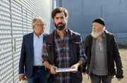 Am Wasserwerk: Thomas Kunz (Samy Challah, M.) erklärt  Klaus Schmitz (Hartmut Volle, l.) und Reinhard Bielefelder (Bill Mockridge, r.), dass man für den Plan viel mehr Östrogen bräuchte.