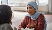 Dilara (Jansel Dogun) unterstützt Annika (Mathilda Smidt) bei der Vorbereitung des Schulballs.