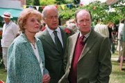 Shirley Bennett (Christine Moore, l.), Dr. Charles Rust (John Standing, M.) und Donald Tew (John Normington, r.).