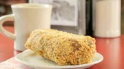 Die Bewohner von Buffalo lieben den „Peanut Stick“, einen großen, länglichen Donut mit einer leichten Glasur und fein gehackten Erdnüssen, bei „Paula’s Donuts“ in Buffalo, New York.