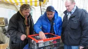 Trödelprofi Sükrü Pehlivan mit Thorsten und einem Händler auf dem Flohmarkt.