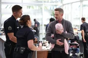 Officer Lucy (Melissa O'Neil, M.) und Tim (Eric Winter, l.) suchen bei Staatsanwalt Wesley (Shawn Ashmore, r.) rechtlichen Rat, als dieser zufällig mit seinem Kind auf der Polizeistation vorbeikommt.