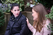 Sina (Valea Scalabrino, l.) sucht nach einer Erklärung für ihr untypisches Verhalten. Rechts Nadine (Floriane Eichhorn)