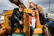 Ein erstaunlich gutes Team: Henk Cassens (Maxim Mehmet, l.), Insa Scherzinger (Theresa Underberg, M.) und Kommissar Brockhorst (Felix Vörtler, r.) müssen zusammenarbeiten, um den Fall zu lösen.