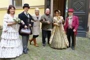 SWR Fernsehen EPOCHENKOCHEN, FOLGE 3, "Wie die Bürger speisten", am Sonntag (28.12.14) um 15:15 Uhr. Die Biedermeiergruppe Offenburg, hier mit Heike Greis (3.v.l.) und Vincent Klink (4.v.l.), versetzt die "Epochenkocher" in die Zeit zu Beginn des 19. Jahrhunderts.