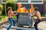 Stefan (Hendrik Duryn) und Alexander (Lion Wasczyk) versuchen den Brand in Mülltonne zu löschen.