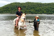 Tobias Kämmerer beim Ponyschwimmen mit Priscilla Wilhelmi im Edersee.