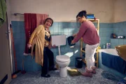 Marion (Manon Straché, l.) und Jackie (Nagmeh Alaei, r.) kämpfen mit der kaputten Toilettenspülung.