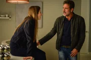 Nachdem JD (Jeffrey Dean Morgan, r.) von den seltsamen Zufällen von Johns Tod und Ethans Verschwinden hört, fängt er an bei Julie (Grace Gummer, l.) zu ermitteln ...
