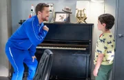 (v.li.): Lance Bass (Lance Bass), Tyler Wladis (Graham D’Amato).