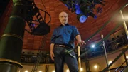 Es gibt eine Kraft, der nichts und niemand entfliehen kann: Die Schwerkraft hält die Planeten nach einem festen Plan in Bewegung und bestimmt alles Leben auf der Erde. Harald Lesch begibt sich auf die Suche nach dem, was die Welt im Innersten zusammenhält.