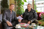 Hat Fred Anschütz (Markus Ertelt, r.) seine Frau erschossen, nachdem diese eine Solokarriere plante? Für Hansen (Igor Jeftic, l.) ein starkes Mordmotiv.