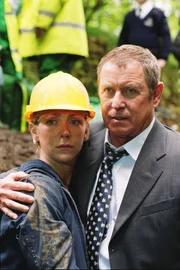 Barnaby (John Nettles) versucht, seine Tochter Cully (Laura Howard) zu beruhigen. Joyce, seine Frau, ist im eingestürzten Tunnel gefangen.