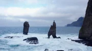 Der Riese und sein Weib. Die bekannteste Gesteinsformation der Färöer. Sie wollten die Färöer nach Island entführen. Das misslang und sie versteinerten. So die Sage.