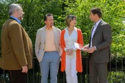 Die Kommissare Stadler (Dieter Fischer, l.) und Hansen (Igor Jeftic, r.) befragen im Schamanischen Seminarzentrum die Leiter Annette (Maria Bachmann, 2.v.r.) und Matthias Brandt (Olaf Rauschenbach, 2.v.l.) im Mordfall Josefine Kalb.