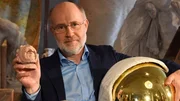 Harald Lesch mit der Nachbildung eines sogenannten "Maya-Tauchers".