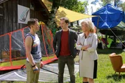 Weil er seinen Geschäftspartner betrogen hat, rückt Stefan Waxenberger (Nepo Fitz, l.) bei den Rosenheimer Kommissaren Gehring (Roman Roth, M.) und Danner (Katharina Abt, r.) auf die Liste der Verdächtigen.