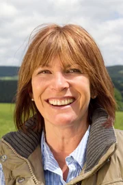 Die Osterzeit ist für die landfrauen eine besondere Zeit, läutet sie doch den Beginn des Erntejahres ein. Auf dem land haben sich viele Bräuche und rezepte rund um Ostern gehalten. Vier Frauen aus vergangenen Sendungen "Lecker aufs Land" treffen sich erneut und tragen verschiedene Osterrituale aus ihren Familien und Regionen zusammen. Jutta Braun, Landfrau aus dem Schwarzwald.