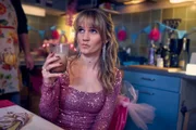 Svenja (Leonie Wesselow) genießt einen Cocktail, den Tüffi ihr bereitet hat.