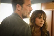 Auch wenn JD (Jeffrey Dean Morgan, l.) ahnt, dass etwas mit Molly (Halle Berry, r.) nicht stimmt, wäre er nie auf die Idee gekommen, wie schlimm es bereits um sie steht ...