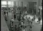 Der Münchner Hauptbahnhof 1966: Reges Treiben in der Schalterhalle.