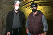Tobias Kämmerer mit Bernd Tappenbeck (re.) von den Vikonauten im Viktoriabunker.