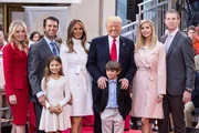 Donald Trump mit Frau Melania, seinen Kindern Ivanka, Eric, Don Jr., Tiffany und zwei Enkeln.