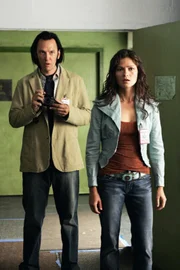 Jordan (Jill Hennessy) und Nigel (Steve Valentine) sind einem Skandal auf der Spur: In einem Krankenhaus sterben die Insassen wie die Fliegen, weil sie keinerlei medizinische Versorgung erhalten.