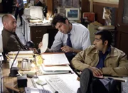 V.l.: Dr. Garret Macy (Miguel Ferrer), Woody (Jerry O'Connell) und Bug (Ravi Kapoor) sind mit einem merkwürdigen Fall beschäftigt.