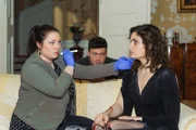 Ekaterina (Roni Zorina, r.) konnte mit Hilfe von Vanessa Bens (Jörg Rohde) Leben retten und wird nach der Rückkehr nach Essen von Vanessa (Julia Augustin) untersucht.