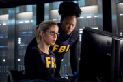 Felicity Smoak (Emily Bett Rickards, l.) und Samanda Watson (Sydelle Noel)