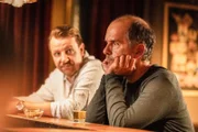 Siggi (Ronald Kukulies) ist unbeindruckt von Tilos Geschichte(Christoph Maria Herbst).