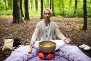 Swen König (Mirco Kreibich) möchte, dass Tilo das "Dong"-Ritual mitmacht.