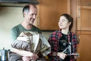 Alice (Hannah Schiller) will lieber 2 Tage bei Tilo (Christoph Maria Herbst) bleiben als bei Swen mit dem Dong...