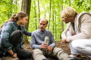 Tilo (Christoph Maria Herbst) erleidet seinen Anfall beim "Dong". Alice Neumann (Hannah Schiller), Swen König (Mirco Kreibich) (r.)