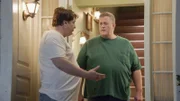 George Cooper sen. (Lance Barber, l.); Herschel Sparks (Billy Gardell, r.)