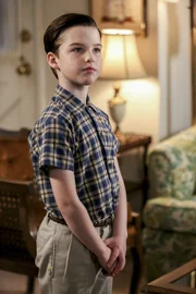 Sheldon (Iain Armitage) beobachtet die Beziehung zwischen Meemaw und Dr. Sturgis.