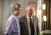 Was entwickelt sich zwischen Meemaw (Annie Potts, l.) und Sheldons Mentor Dr. Sturgis (Wallace Shawn, r.)?