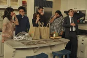 Ein Thanksgiving mit besonderen Überraschungen: (v.l.n.r.) Robin (Cobie Smulders), Ted (Josh Radnor), Lily (Alyson Hannigan), Marshall (Jason Segel), Blitz (Jorge Garcia) und Barney (Neil Patrick Harris) ...