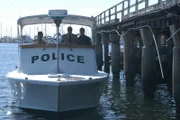 Die Leichen von sechs Menschen werden im Meer vor Miami entdeckt. Handelt es sich dabei um ein Massaker oder doch um eine moderne Form der Piraterie? Detective Frank Tripp (Rex Linn, M.) und sein Kollege Eric Delko (Adam Rodriguez, r.) ermitteln.