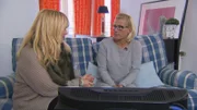 Marie-Luise (r.) hofft auf Julia Leischik (l.). Die junge Frau möchte endlich ihre ältere Schwester Marina finden. Julia macht sich auf die Suche ...
