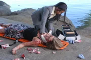 Dr. Alexx Woods (Khandi Alexander) untersucht die Leiche einer jungen Frau, die Opfer eines radikalen Autodiebs geworden ist ...