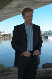 Der aktuelle Fall steckt voller Überraschungen. Als auch noch eine Leiche aus der Pathologie verschwindet, wächst der Druck auf Lt. Horatio Caine (David Caruso) und seine Kollegen ...