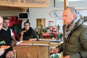 Frank Rosin (r.) besucht ein sizilianisches Restaurant in Obertshausen