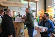 Frank Rosin (M.) verschlägt es nach Obertshausen in Hessen, wo Alessandro Moschella (r.) und seine Lebensgefährtin Ioanna Ioannidou ein kleines sizilianisches Restaurant in einer Tennishalle betreiben ...