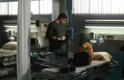 Ausgerechnet in der Notaufnahme eines Krankenhauses kommt es zu einer tödlichen Schießerei zwischen rivalisierenden Bandenmitgliedern. Eric Delko (Adam Rodriguez, l.) untersucht den Tatort.