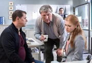 ARD HEITER BIS TÖDLICH - MORDEN IM NORDEN, III. Staffel der Krimiserie am Vorabend mit 8 neuen Folgen, Folge 36 "Der Griff ins Leere" am Dienstag (08.04.14) um 18.50 Uhr im Ersten. Finn Kiesewetter (Sven Martinek, l.) und Schroeter (Veit Stübner, M.) befragen einfühlsam die Tochter der Ermordeten, Anna Carlstöm (Franziska Brandmeier, r.).