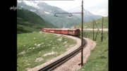 Der rote Zug, der als Gletscher-Express bezeichnet wird, fährt in den Sommermonaten von St. Moritz im Engadin quer durch die Alpen nach Zermatt im Wallis und umgekehrt.